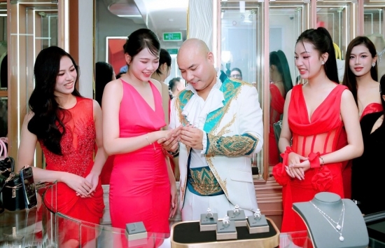 Nhạc sĩ A Tuân bất ngờ ngỏ lời 'làm vợ anh nhé' với Á hậu Kim Châu