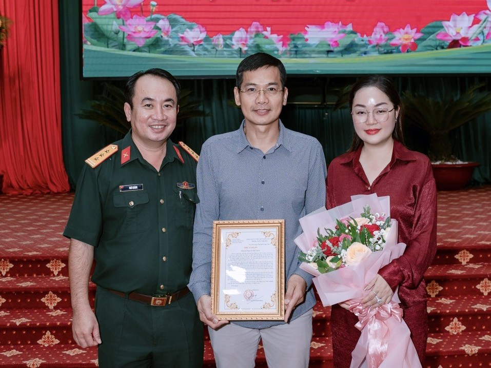 Hoa hậu Hoàng Thanh Nga nhận Bằng khen của Bộ Chỉ huy Quân sự tỉnh Tây Ninh