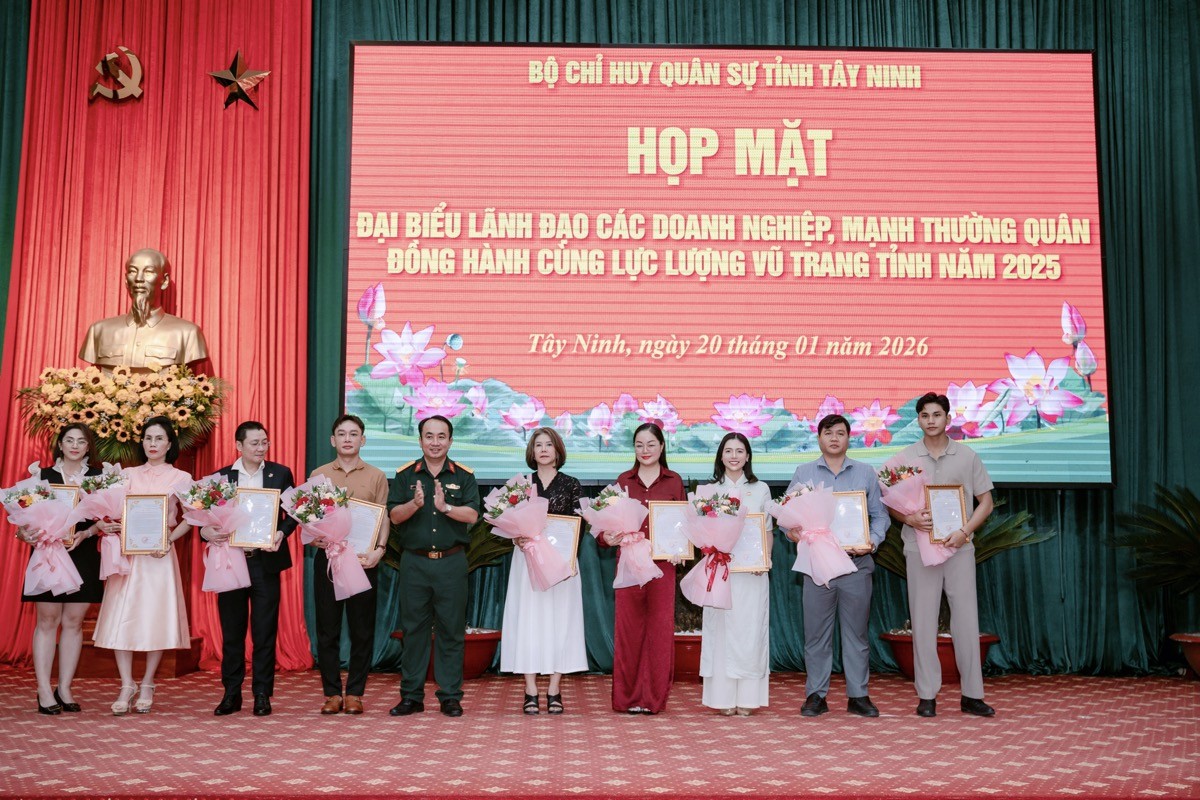 Hoa hậu Hoàng Thanh Nga nhận Bằng khen của Bộ Chỉ huy Quân sự tỉnh Tây Ninh