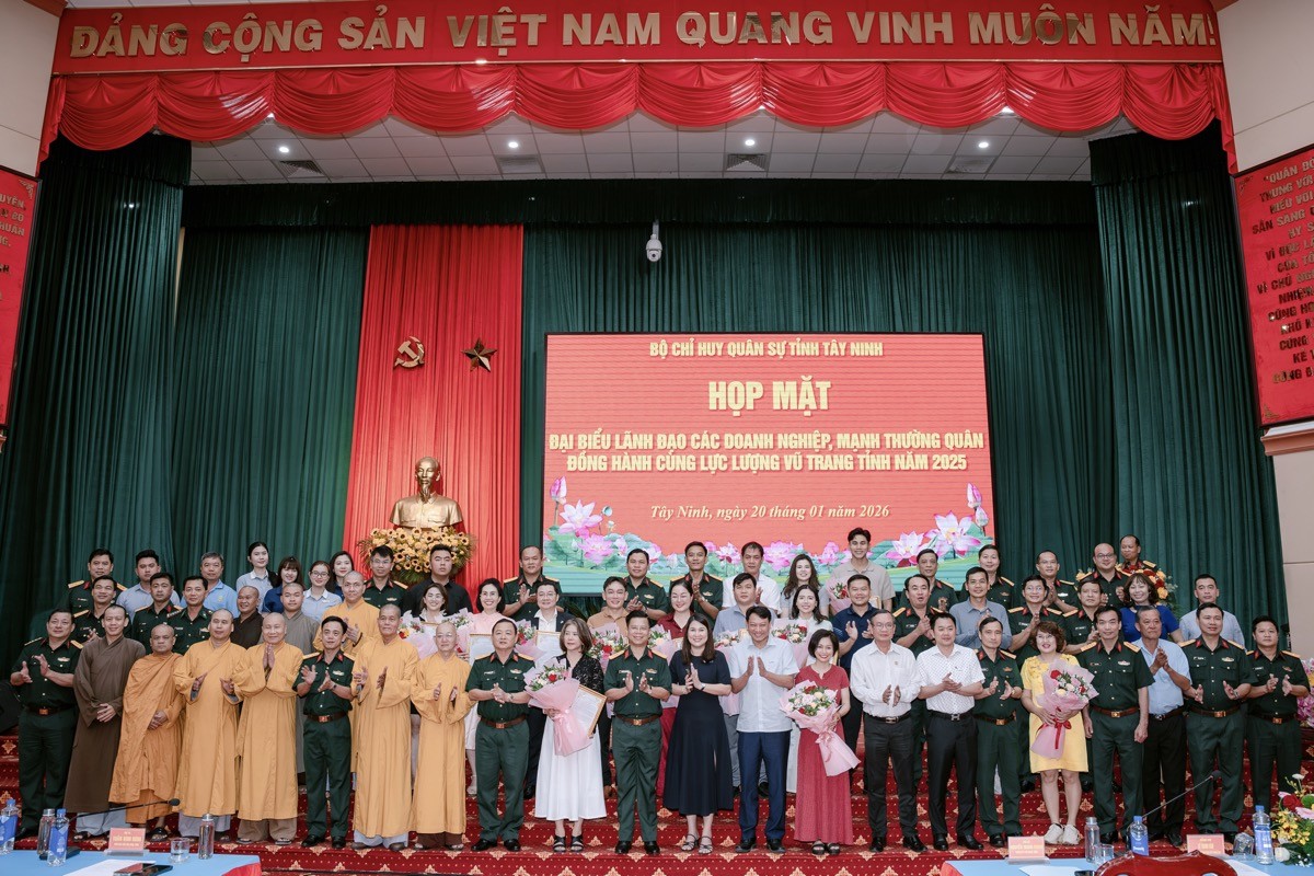Hoa hậu Hoàng Thanh Nga nhận Bằng khen của Bộ Chỉ huy Quân sự tỉnh Tây Ninh