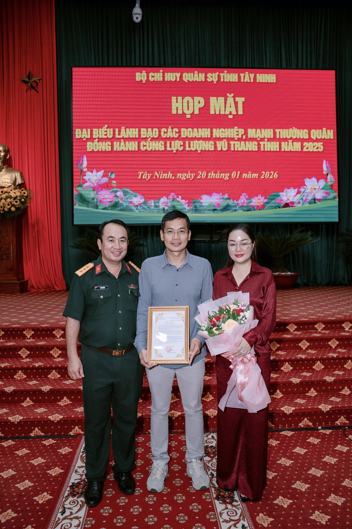 Hoa hậu Hoàng Thanh Nga nhận Bằng khen của Bộ Chỉ huy Quân sự tỉnh Tây Ninh