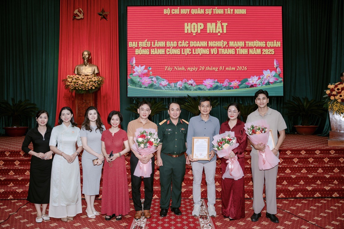 Hoa hậu Hoàng Thanh Nga nhận Bằng khen của Bộ Chỉ huy Quân sự tỉnh Tây Ninh