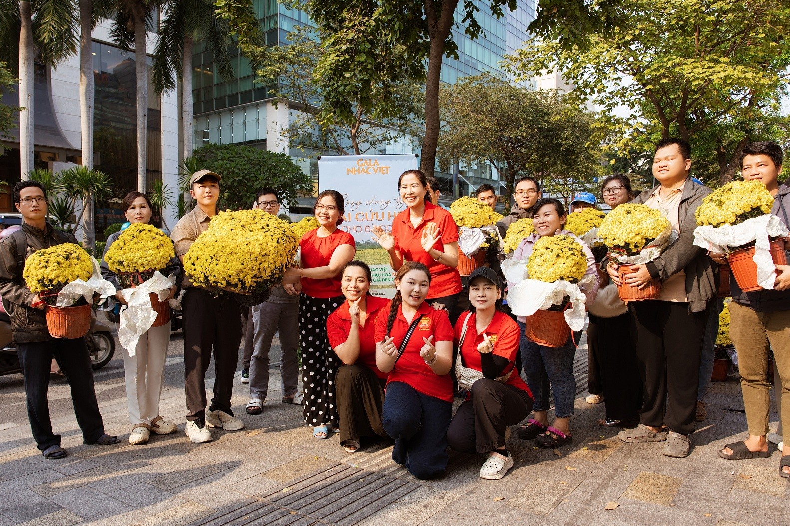 Dàn nghệ sĩ cùng 'Gala nhạc Việt' phát tặng hơn 1.100 chậu hoa hỗ trợ nông dân miền Tây