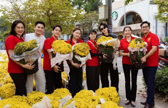 Dàn nghệ sĩ cùng 'Gala nhạc Việt' phát tặng hơn 1.100 chậu hoa hỗ trợ nông dân miền Tây