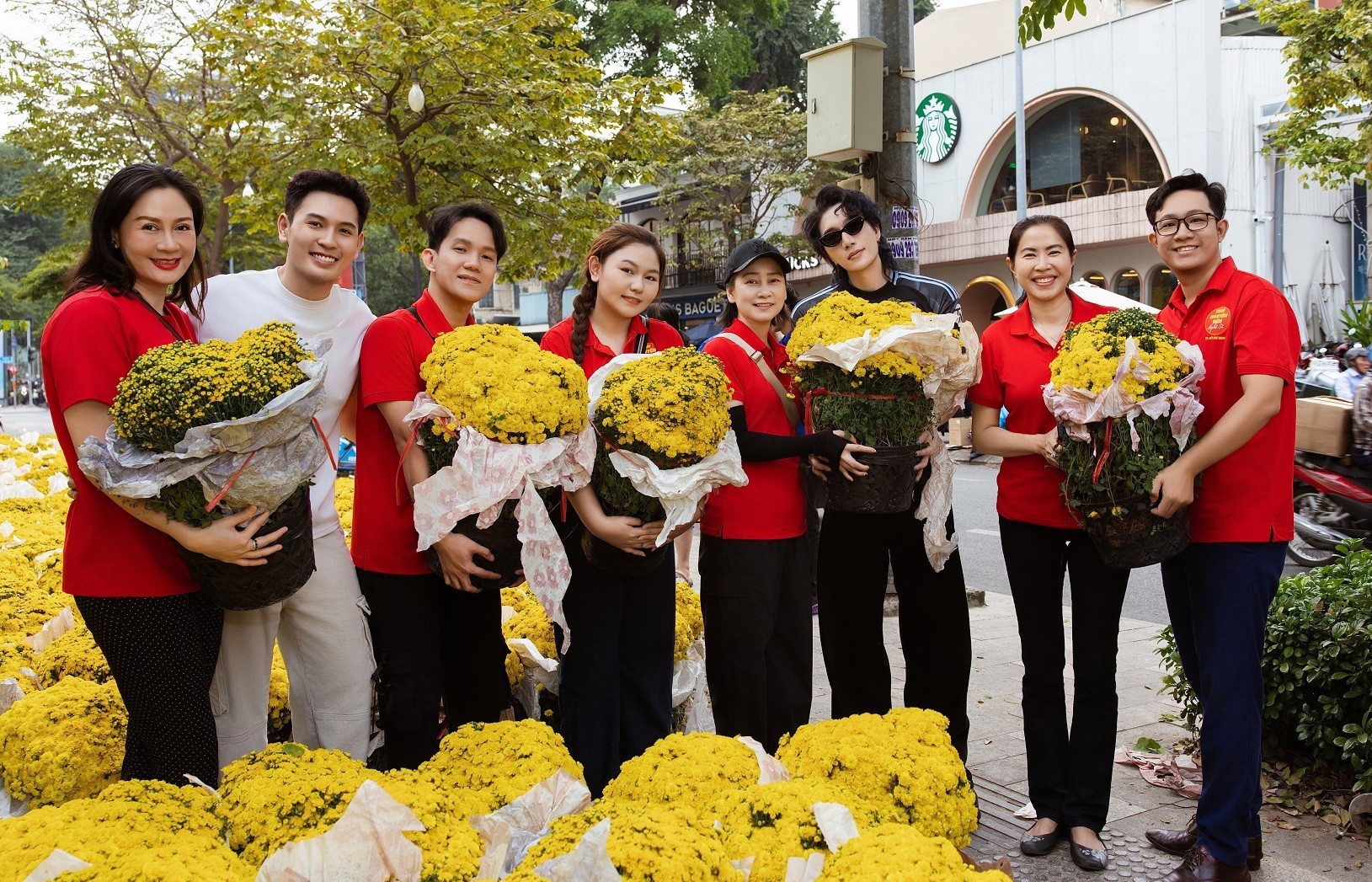 Dàn nghệ sĩ cùng 'Gala nhạc Việt' phát tặng hơn 1.100 chậu hoa hỗ trợ nông dân miền Tây