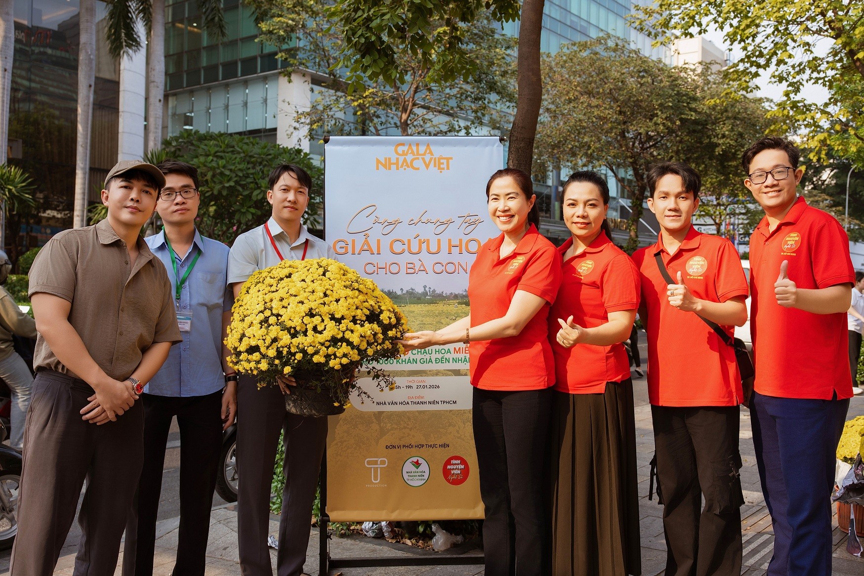 Dàn nghệ sĩ cùng 'Gala nhạc Việt' phát tặng hơn 1.100 chậu hoa hỗ trợ nông dân miền Tây