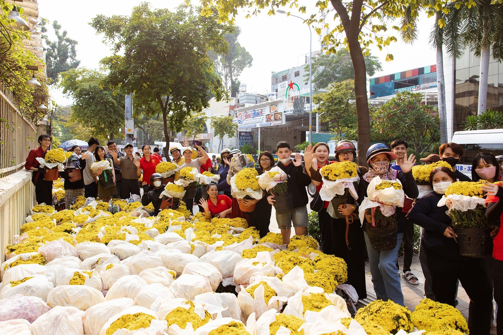 Dàn nghệ sĩ cùng 'Gala nhạc Việt' phát tặng hơn 1.100 chậu hoa hỗ trợ nông dân miền Tây