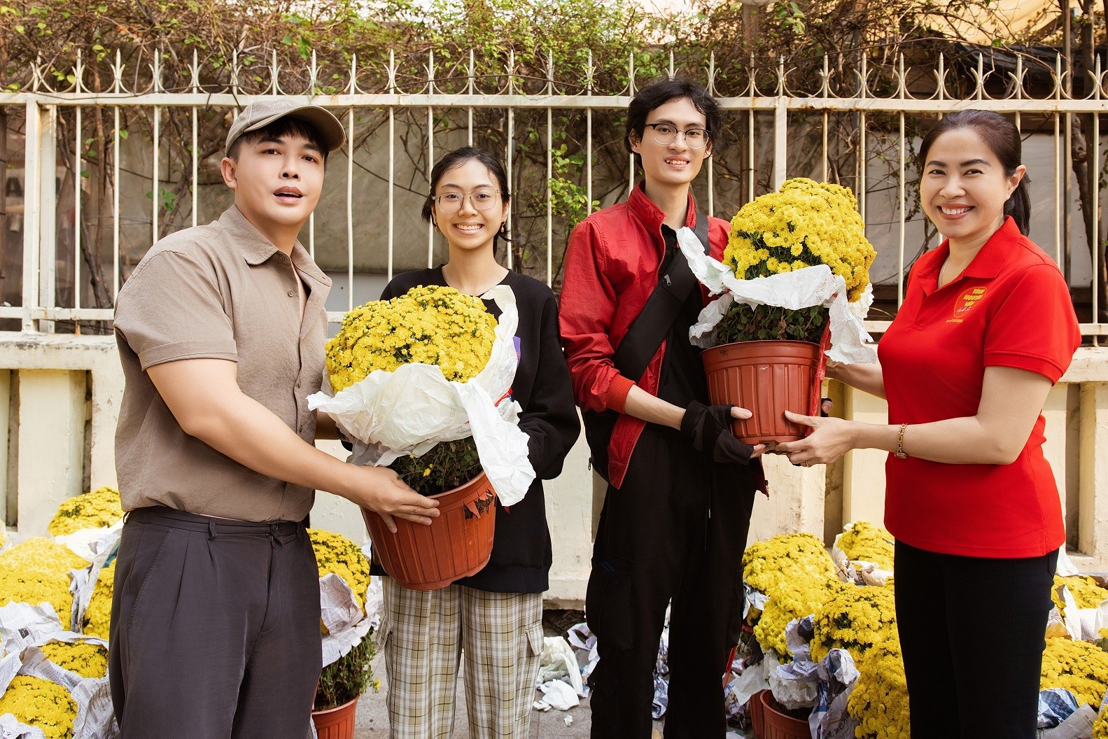 Dàn nghệ sĩ cùng 'Gala nhạc Việt' phát tặng hơn 1.100 chậu hoa hỗ trợ nông dân miền Tây