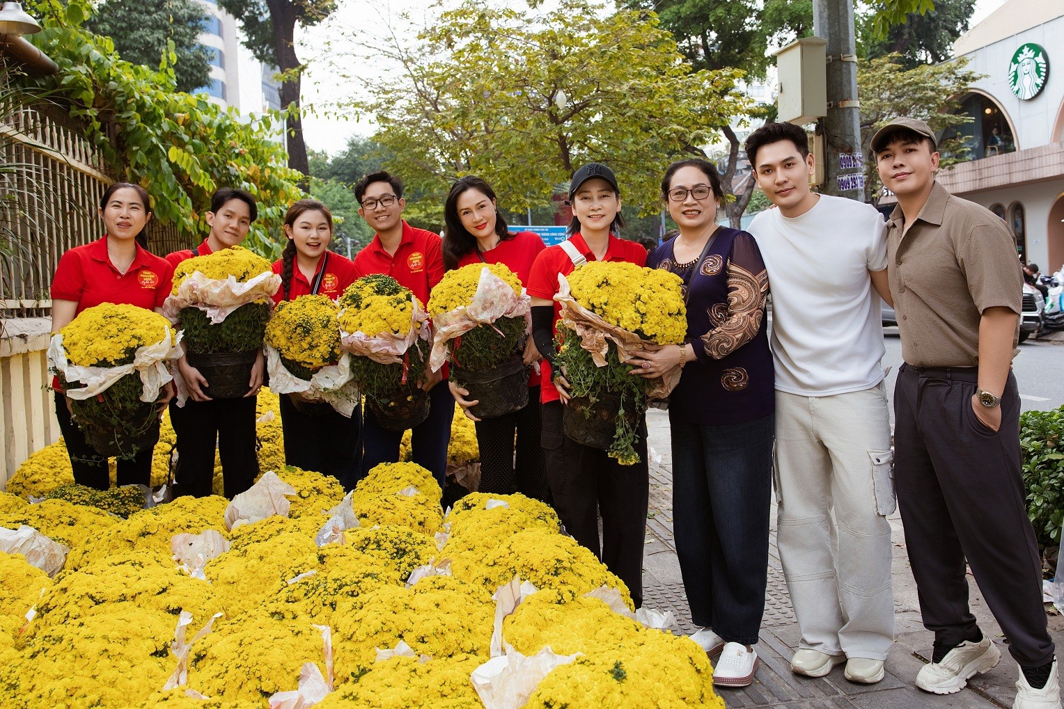 Dàn nghệ sĩ cùng 'Gala nhạc Việt' phát tặng hơn 1.100 chậu hoa hỗ trợ nông dân miền Tây