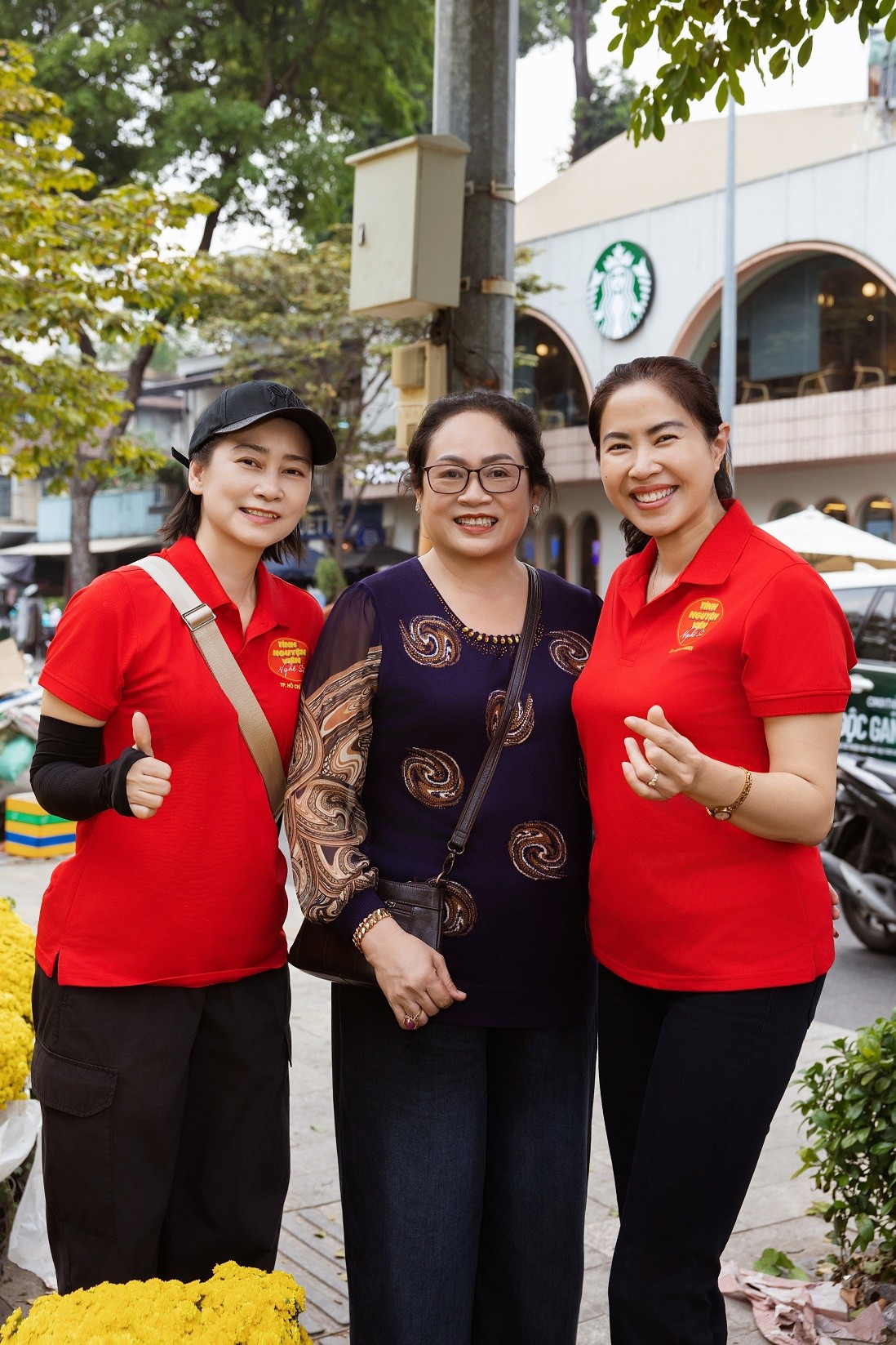 Dàn nghệ sĩ cùng 'Gala nhạc Việt' phát tặng hơn 1.100 chậu hoa hỗ trợ nông dân miền Tây