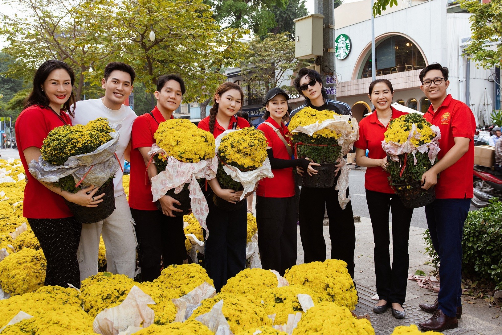 Dàn nghệ sĩ cùng 'Gala nhạc Việt' phát tặng hơn 1.100 chậu hoa hỗ trợ nông dân miền Tây