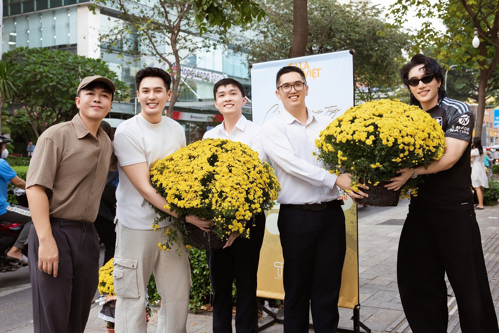 Dàn nghệ sĩ cùng 'Gala nhạc Việt' phát tặng hơn 1.100 chậu hoa hỗ trợ nông dân miền Tây