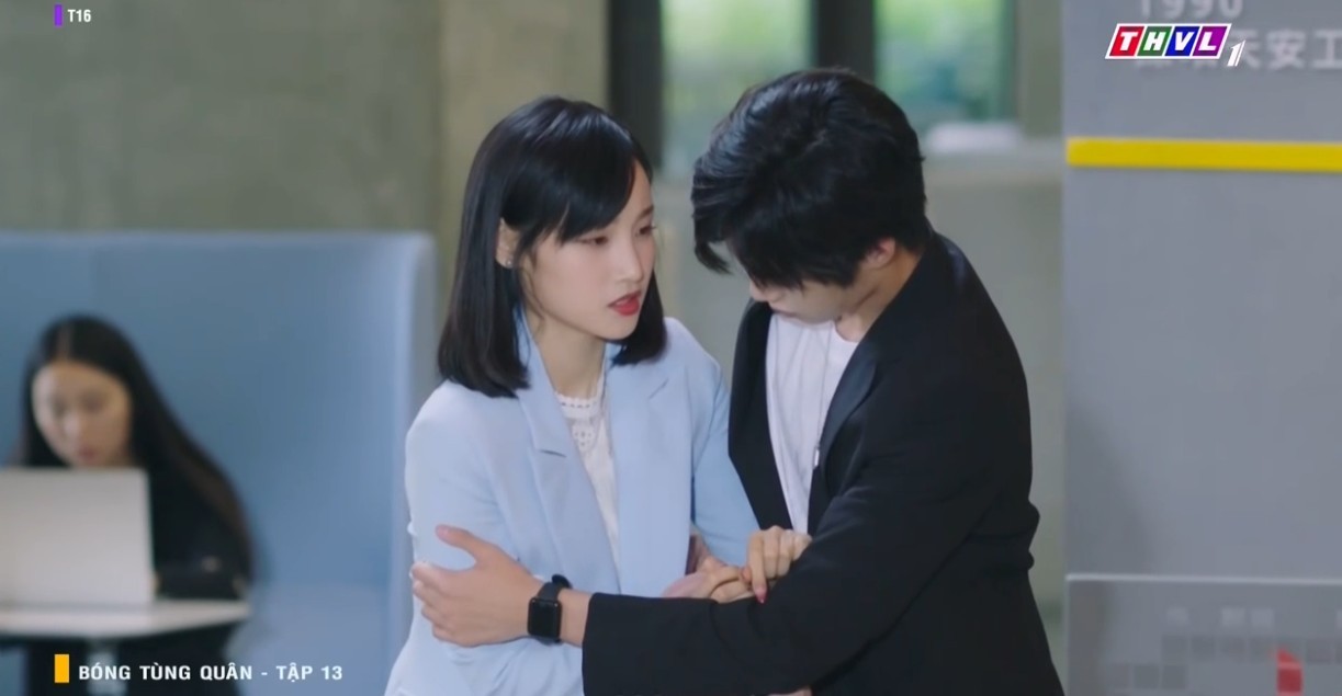 'Bóng tùng quân' tập 13: Hồng Tinh Tinh 'phớt lờ' bạn trai Ngụy Lam, sợ bị phát hiện yêu nhau