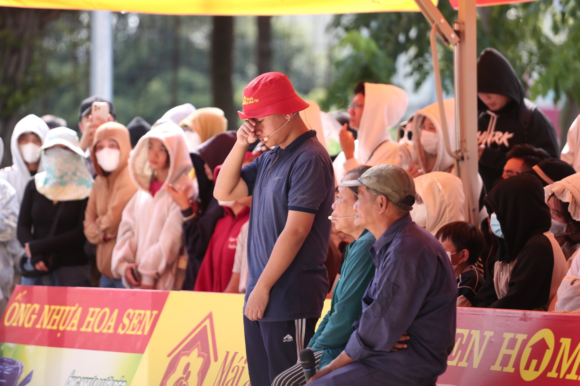 MC Thanh Thảo, Huy Khánh và Vân Trang nghẹn lòng trước những hoàn cảnh éo le trong chương trình 'Mái ấm gia đình Việt'