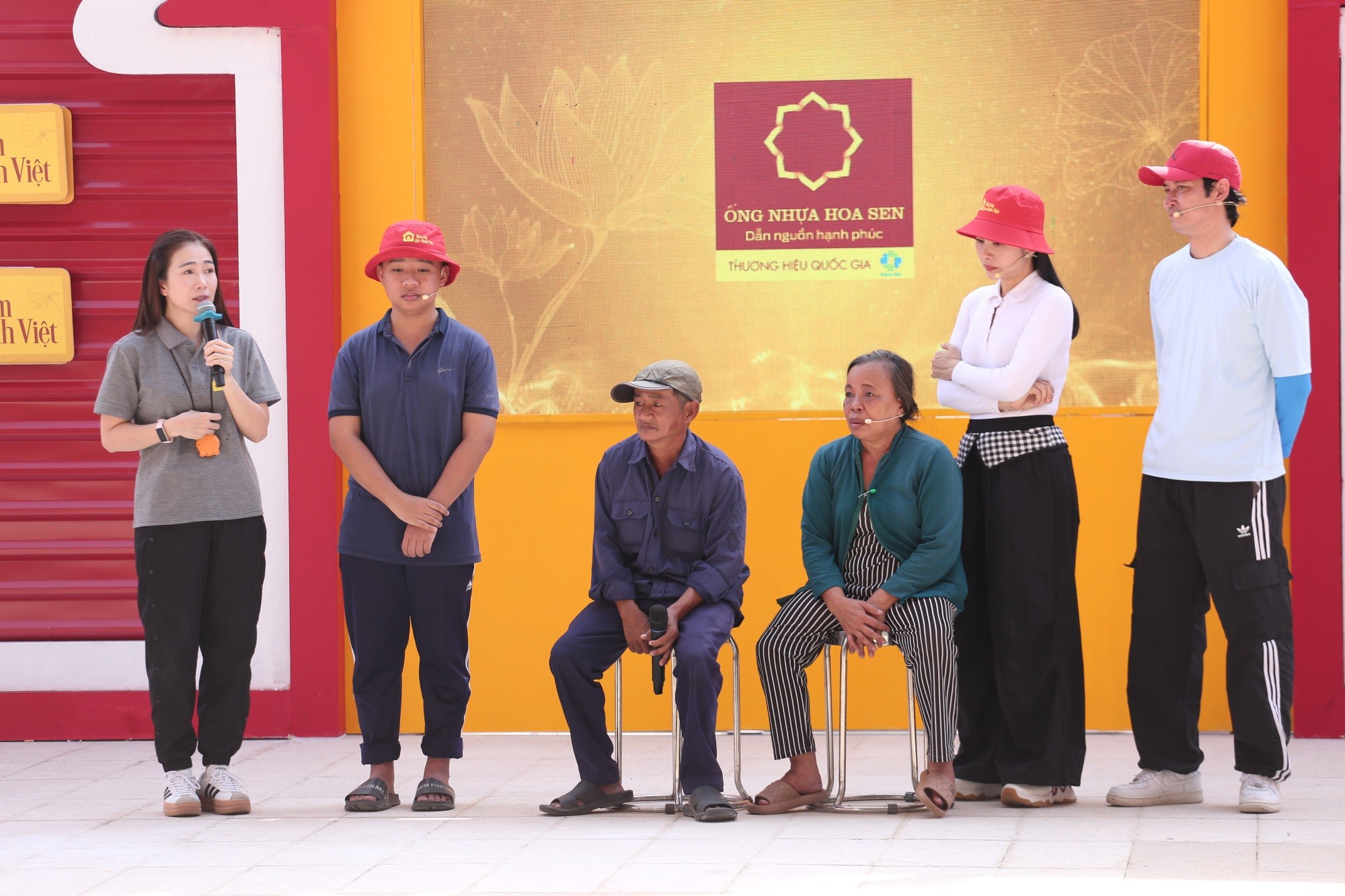 MC Thanh Thảo, Huy Khánh và Vân Trang nghẹn lòng trước những hoàn cảnh éo le trong chương trình 'Mái ấm gia đình Việt'