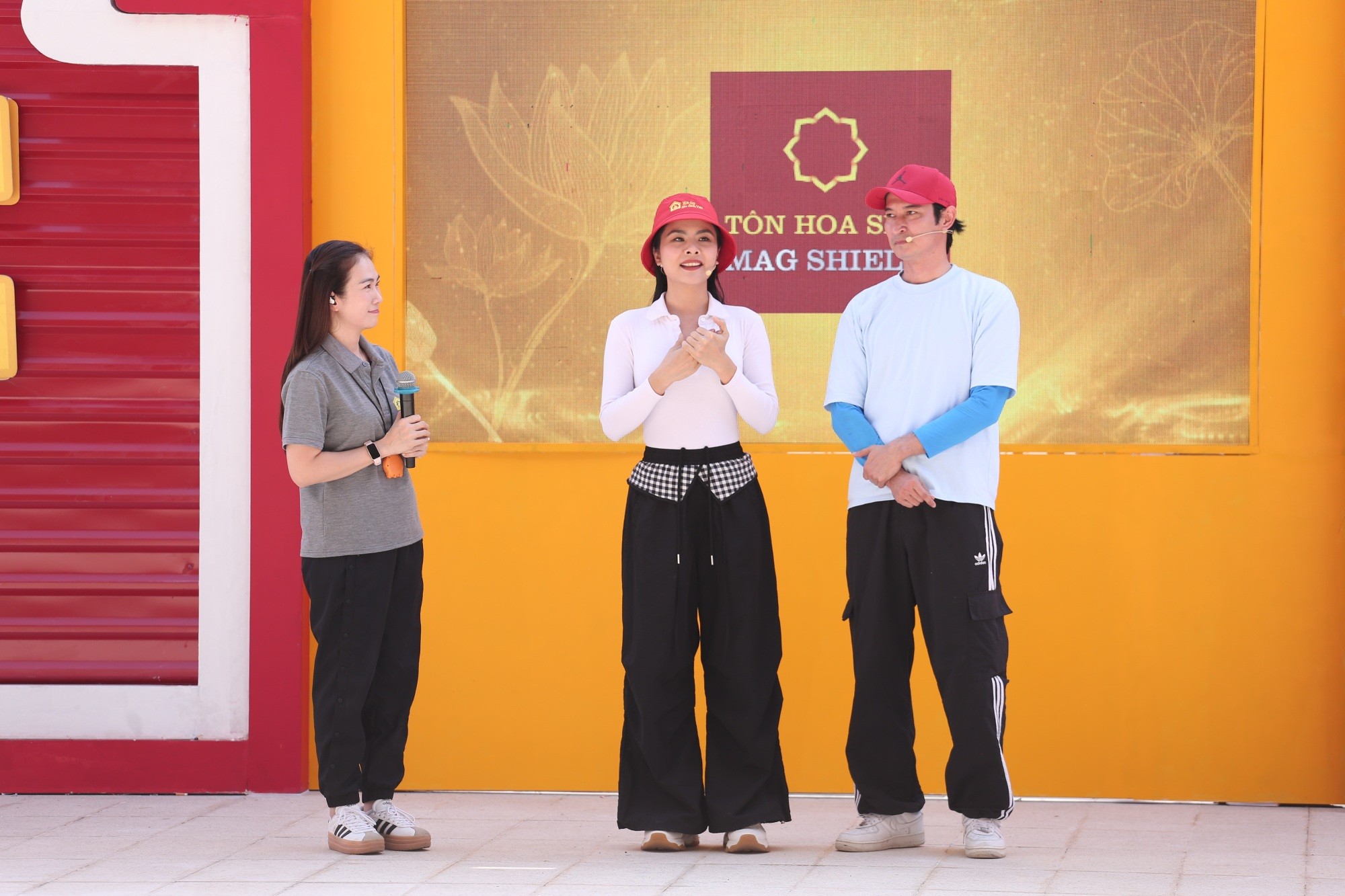 MC Thanh Thảo, Huy Khánh và Vân Trang nghẹn lòng trước những hoàn cảnh éo le trong chương trình 'Mái ấm gia đình Việt'