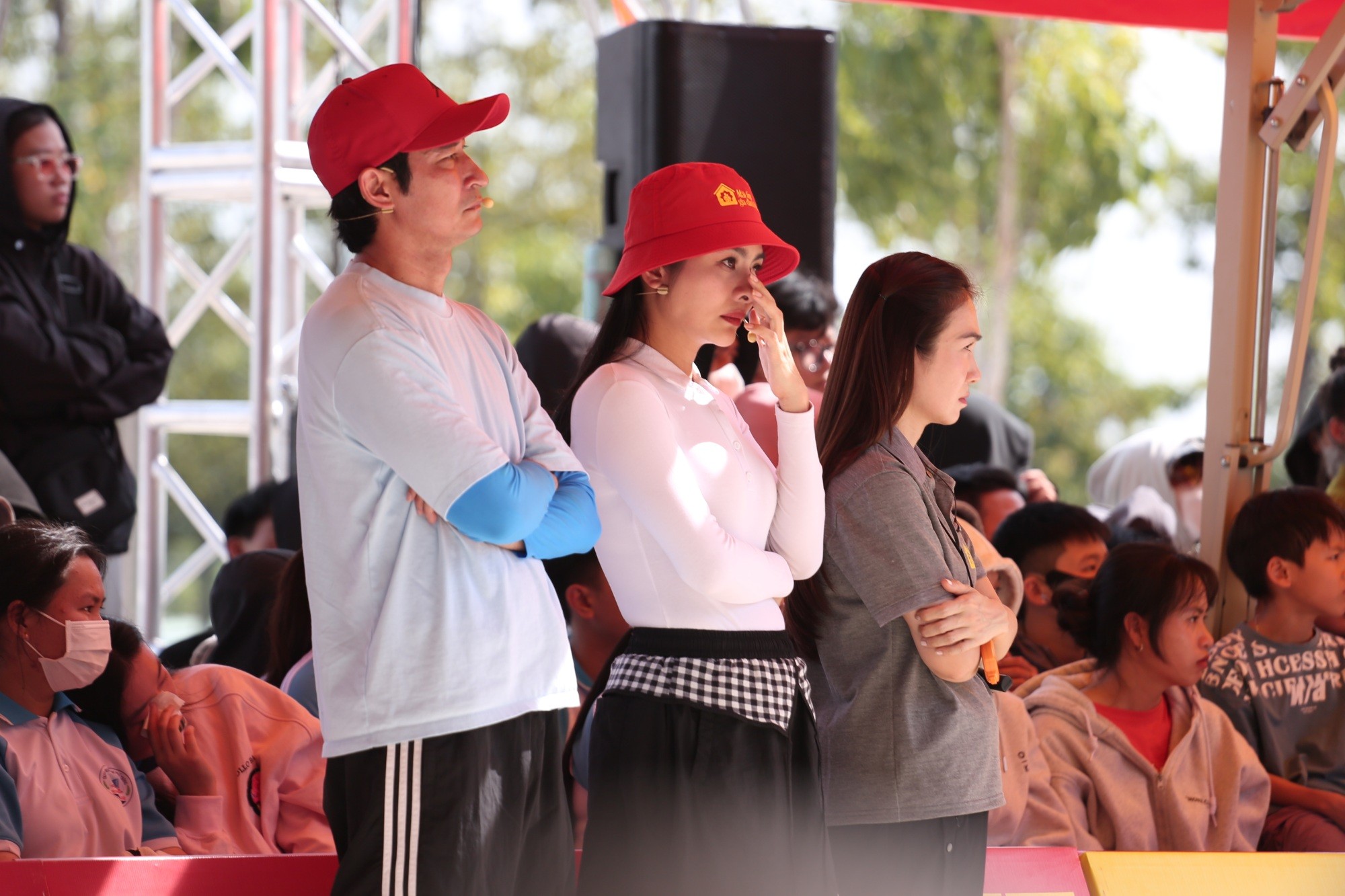 MC Thanh Thảo, Huy Khánh và Vân Trang nghẹn lòng trước những hoàn cảnh éo le trong chương trình 'Mái ấm gia đình Việt'