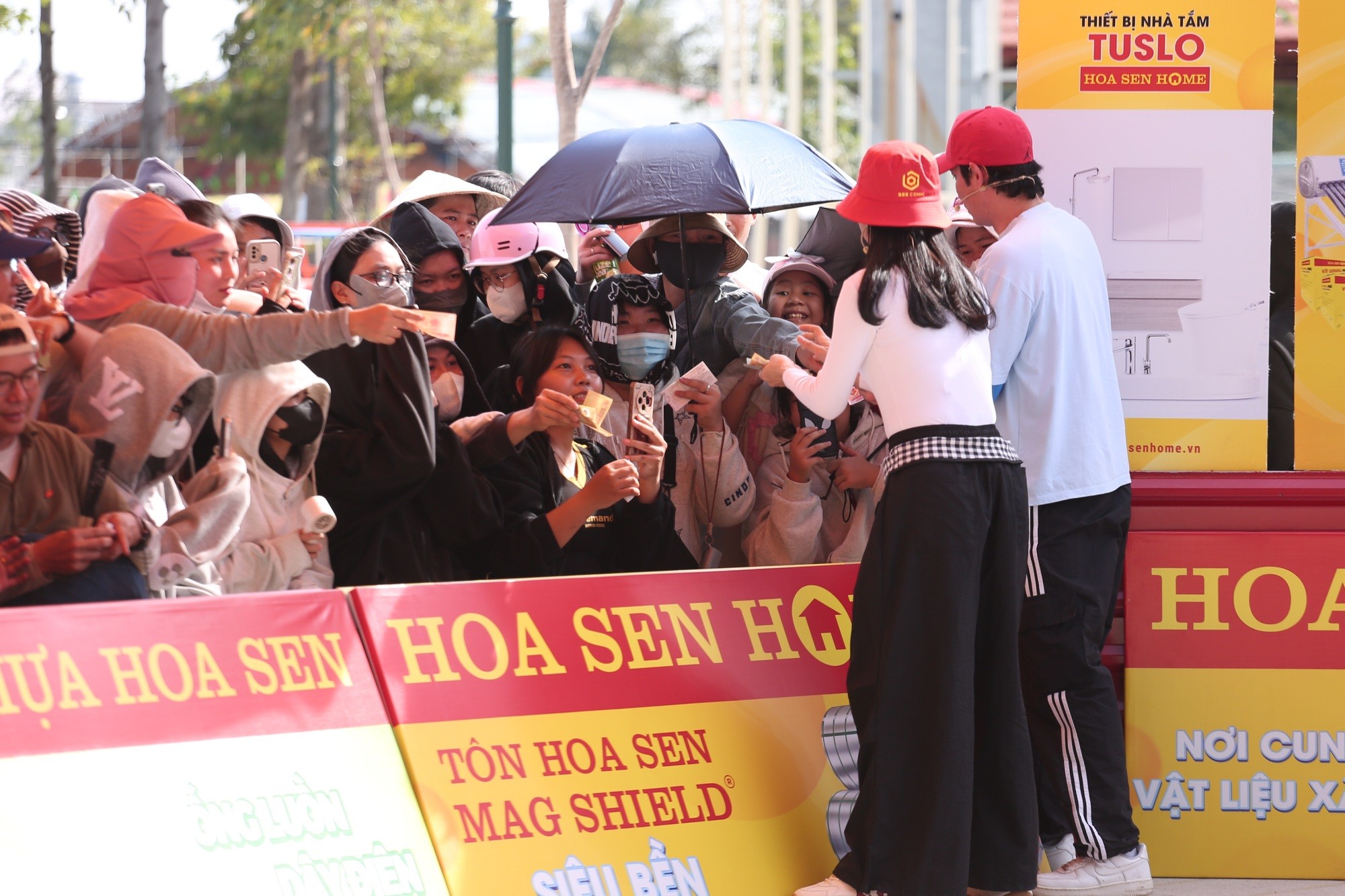 MC Thanh Thảo, Huy Khánh và Vân Trang nghẹn lòng trước những hoàn cảnh éo le trong chương trình 'Mái ấm gia đình Việt'