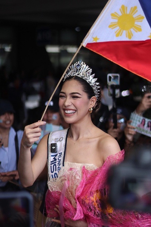 Hơn 1.000 người dân Philippines chào đón buổi diễu hành Homecoming của Á hậu 'Miss Cosmo 2025' Chelsea Fernandez