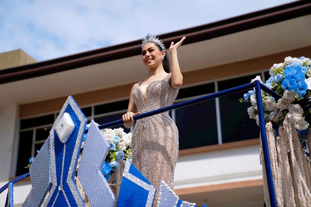 Hơn 1.000 người dân Philippines chào đón buổi diễu hành Homecoming của Á hậu 'Miss Cosmo 2025' Chelsea Fernandez