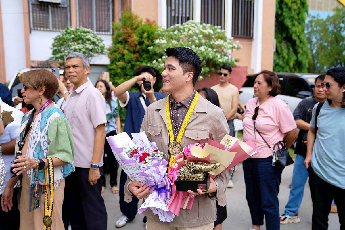 Hơn 1.000 người dân Philippines chào đón buổi diễu hành Homecoming của Á hậu 'Miss Cosmo 2025' Chelsea Fernandez