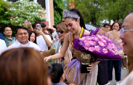 Hơn 1.000 người dân Philippines chào đón buổi diễu hành Homecoming của Á hậu 'Miss Cosmo 2025' Chelsea Fernandez