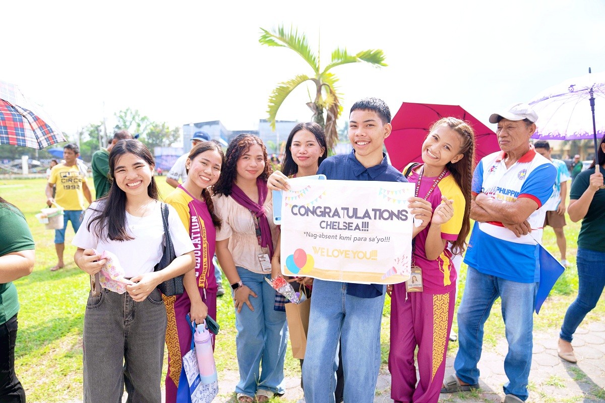 Hơn 1.000 người dân Philippines chào đón buổi diễu hành Homecoming của Á hậu 'Miss Cosmo 2025' Chelsea Fernandez