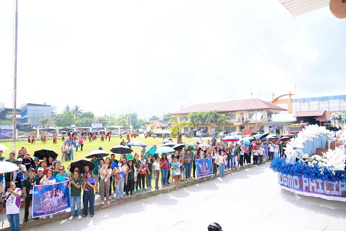 Hơn 1.000 người dân Philippines chào đón buổi diễu hành Homecoming của Á hậu 'Miss Cosmo 2025' Chelsea Fernandez