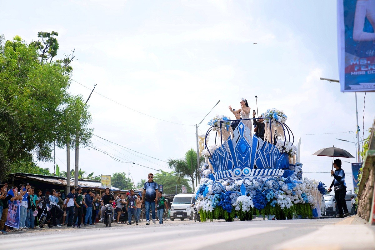 Hơn 1.000 người dân Philippines chào đón buổi diễu hành Homecoming của Á hậu 'Miss Cosmo 2025' Chelsea Fernandez