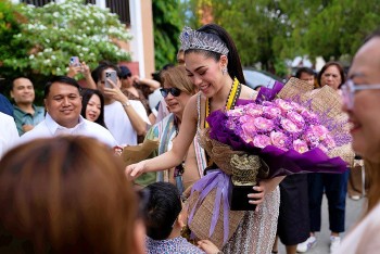 Hơn 1.000 người dân Philippines chào đón buổi diễu hành Homecoming của Á hậu 'Miss Cosmo 2025' Chelsea Fernandez