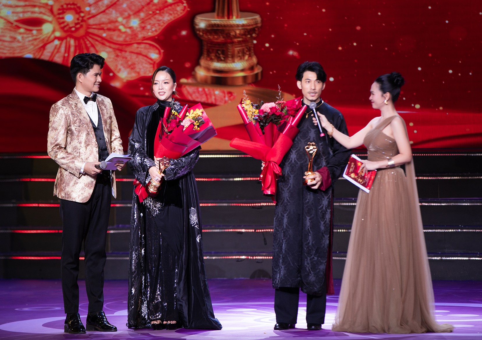 Vũ Mạnh Cường 'lập cú đúp' tại Mai vàng: Khi sự tử tế đánh bại những 'gã khổng lồ'