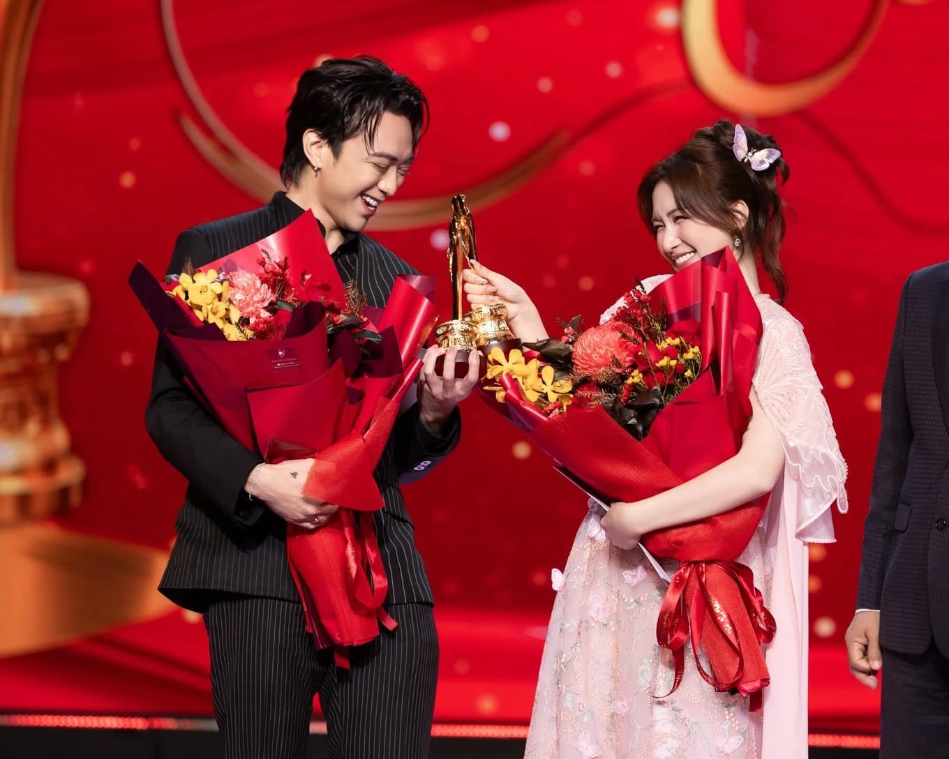 Tranh cãi quanh màn nhận giải của Hòa Minzy tại Mai Vàng: Người trong cuộc lên tiếng