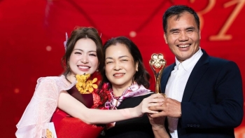 Tranh cãi quanh màn nhận giải của Hòa Minzy tại Mai Vàng: Người trong cuộc lên tiếng