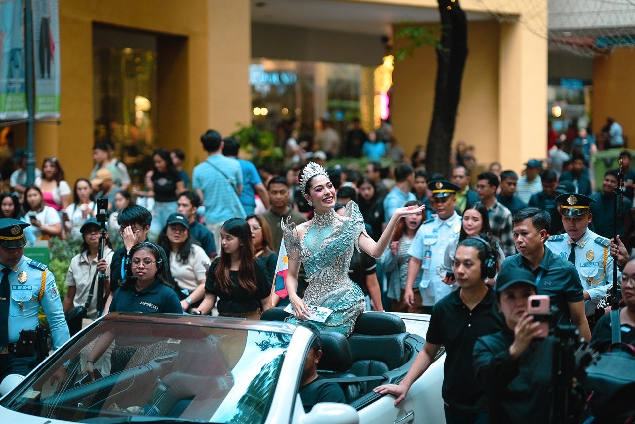 CEO Trần Việt Bảo Hoàng cùng Á hậu 'Miss Cosmo 2025' Chelsea Fernandez trả lời phỏng vấn đài truyền hình hàng đầu của Philippines