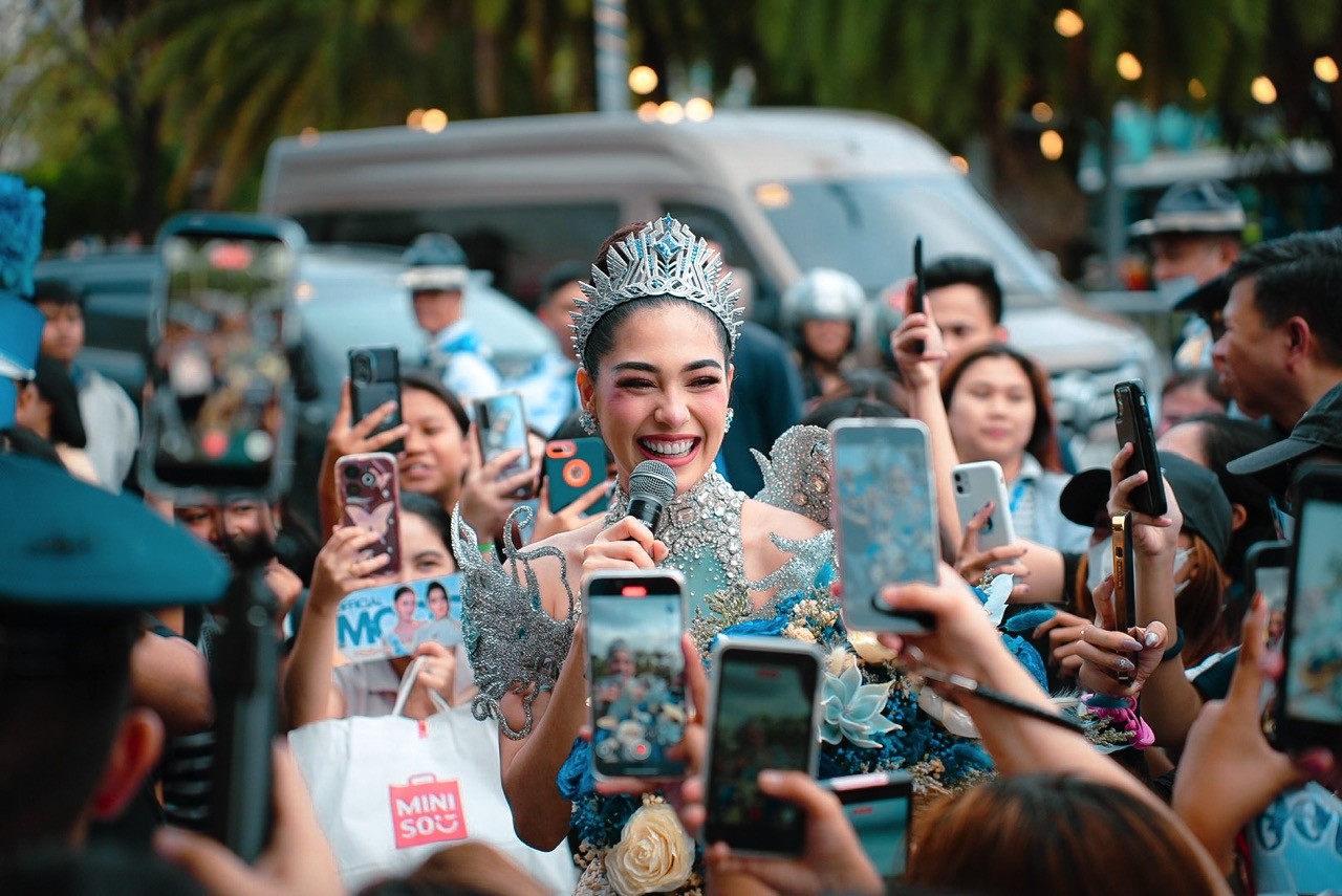 CEO Trần Việt Bảo Hoàng cùng Á hậu 'Miss Cosmo 2025' Chelsea Fernandez trả lời phỏng vấn đài truyền hình hàng đầu của Philippines