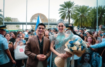 CEO Trần Việt Bảo Hoàng cùng Á hậu 'Miss Cosmo 2025' Chelsea Fernandez trả lời phỏng vấn đài truyền hình hàng đầu của Philippines