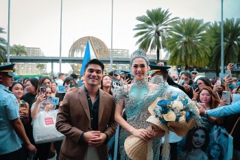 CEO Trần Việt Bảo Hoàng cùng Á hậu 'Miss Cosmo 2025' Chelsea Fernandez trả lời phỏng vấn đài truyền hình hàng đầu của Philippines