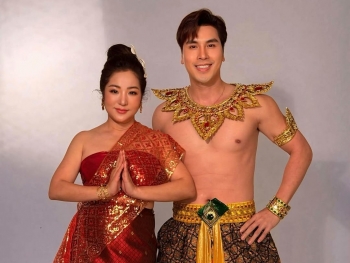 Nam vương Hoàng Phi Kha phải đi dán tờ rơi cho vở kịch 'Chuyện tình Bangkok' ở Mỹ