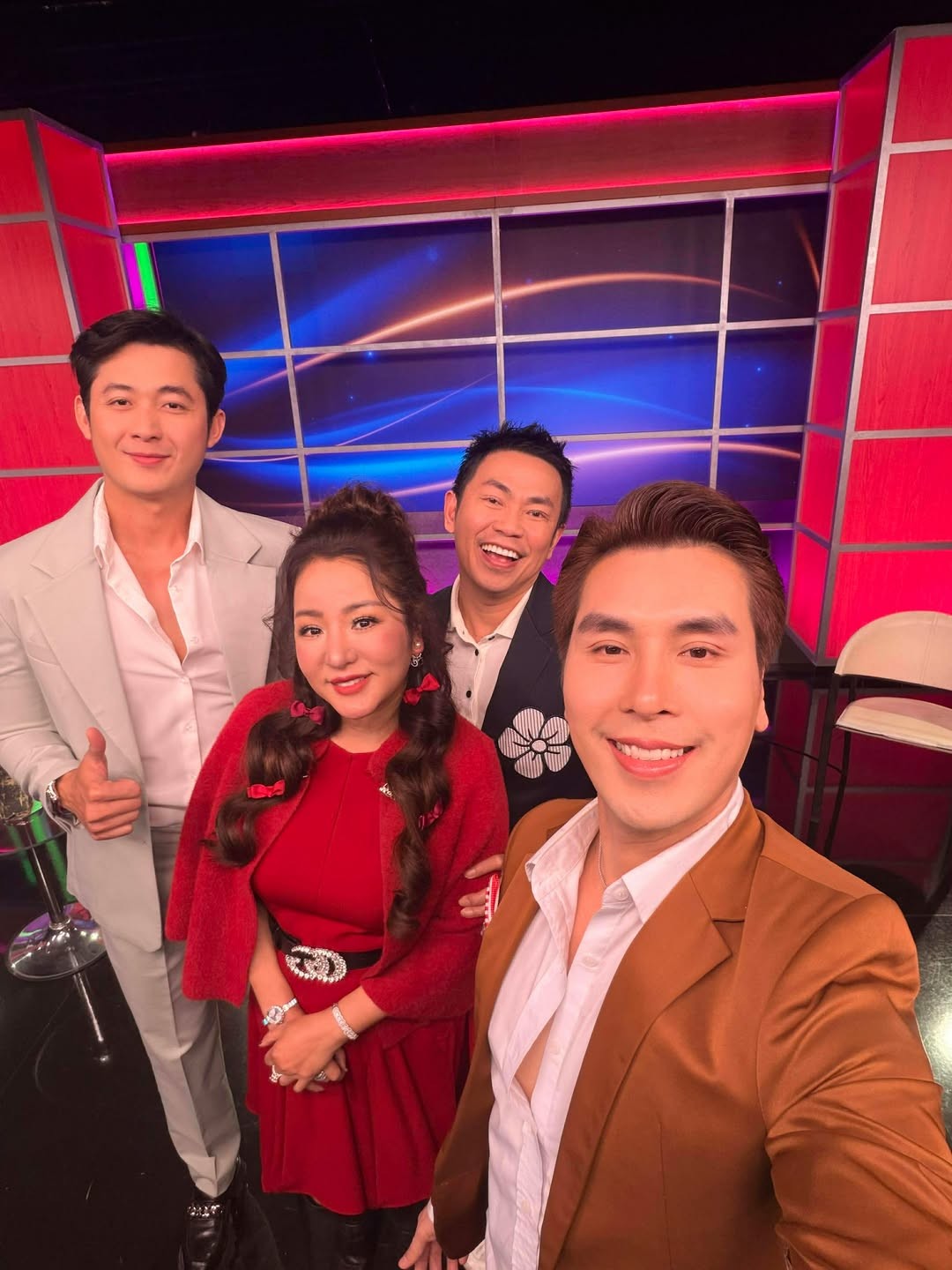 Hình ảnh tại hậu trường buổi livestream trên Vietface TV tại California, danh hài Hoài Tâm - Thúy Nga 