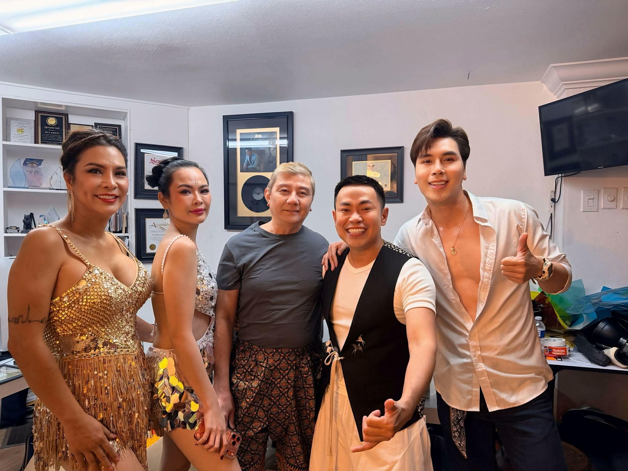 Hoàng Phi Kha chụp hình trong hậu trường cùng Hoài Tâm và các nghệ sĩ