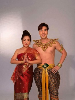 Nam vương Hoàng Phi Kha phải đi dán tờ rơi cho vở kịch 'Chuyện tình Bangkok' ở Mỹ