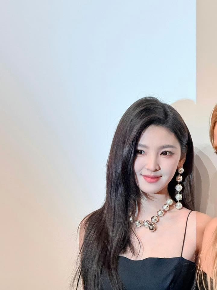 Động thái của Thiều Bảo Trang khi Phương Uyên công khai hôn Thanh Hà trên sân khấu