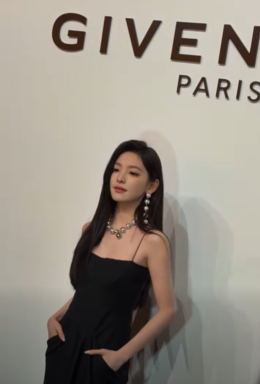 Động thái của Thiều Bảo Trang khi Phương Uyên công khai hôn Thanh Hà trên sân khấu