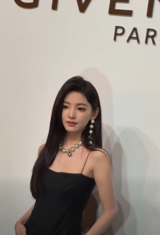 Động thái của Thiều Bảo Trang khi Phương Uyên công khai hôn Thanh Hà trên sân khấu