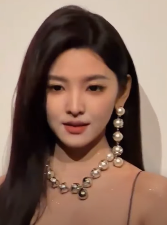 Động thái của Thiều Bảo Trang khi Phương Uyên công khai hôn Thanh Hà trên sân khấu