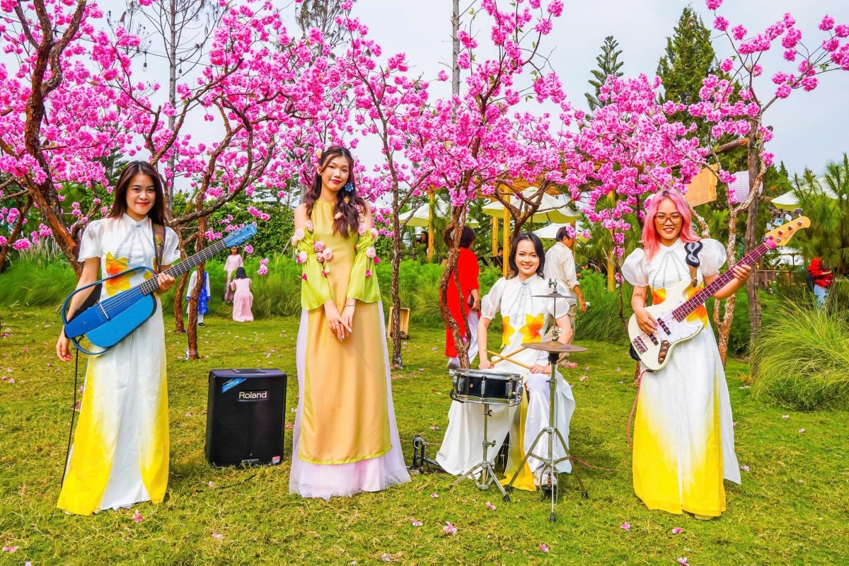 Tái xuất sau 5 năm, Tiểu Bình 'The Voice Kids' khoe giọng mê hoặc lòng người bằng MV 'Hương Tết quê nhà'