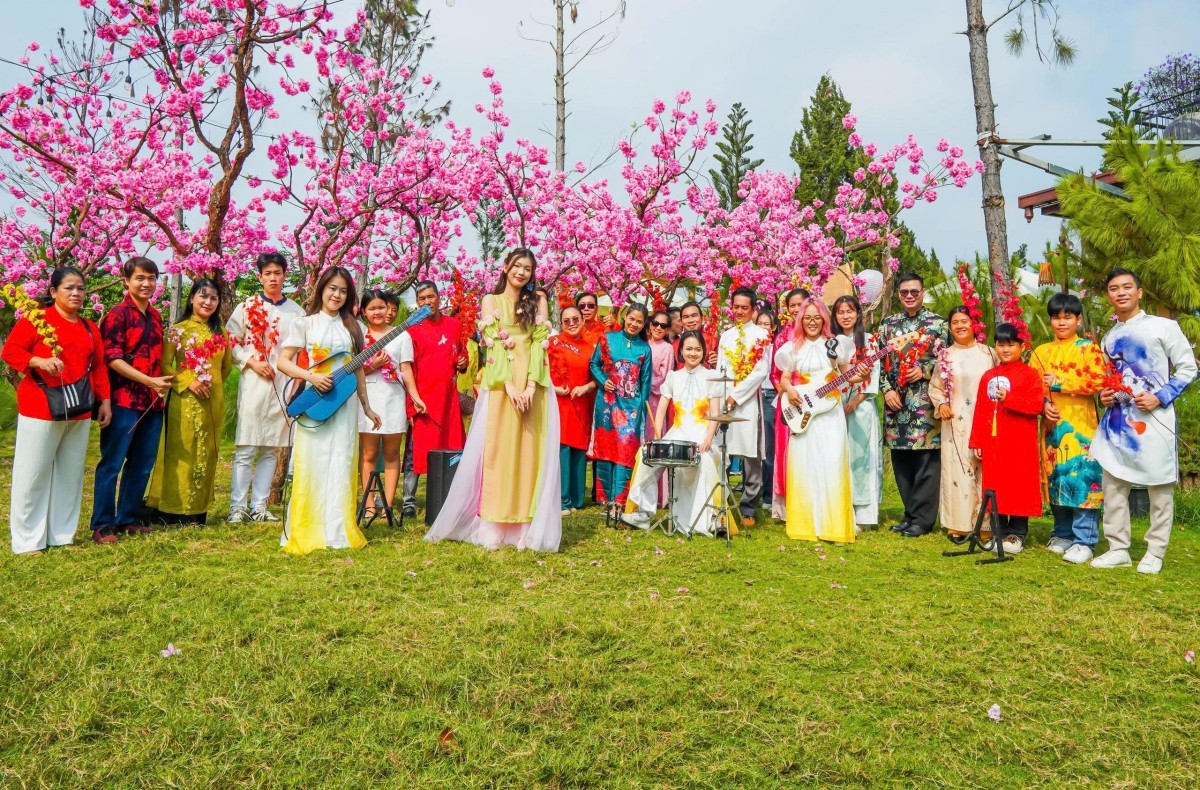 Tái xuất sau 5 năm, Tiểu Bình 'The Voice Kids' khoe giọng mê hoặc lòng người bằng MV 'Hương Tết quê nhà'