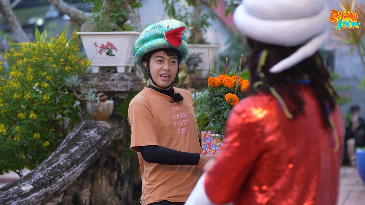 '2 ngày 1 đêm - Chuyện chưa kể': Dương Lâm - Cris Phan hợp nhau 'quậy' um sùm tiểu phẩm bưng hoa đến che hình Ngô Kiến Huy