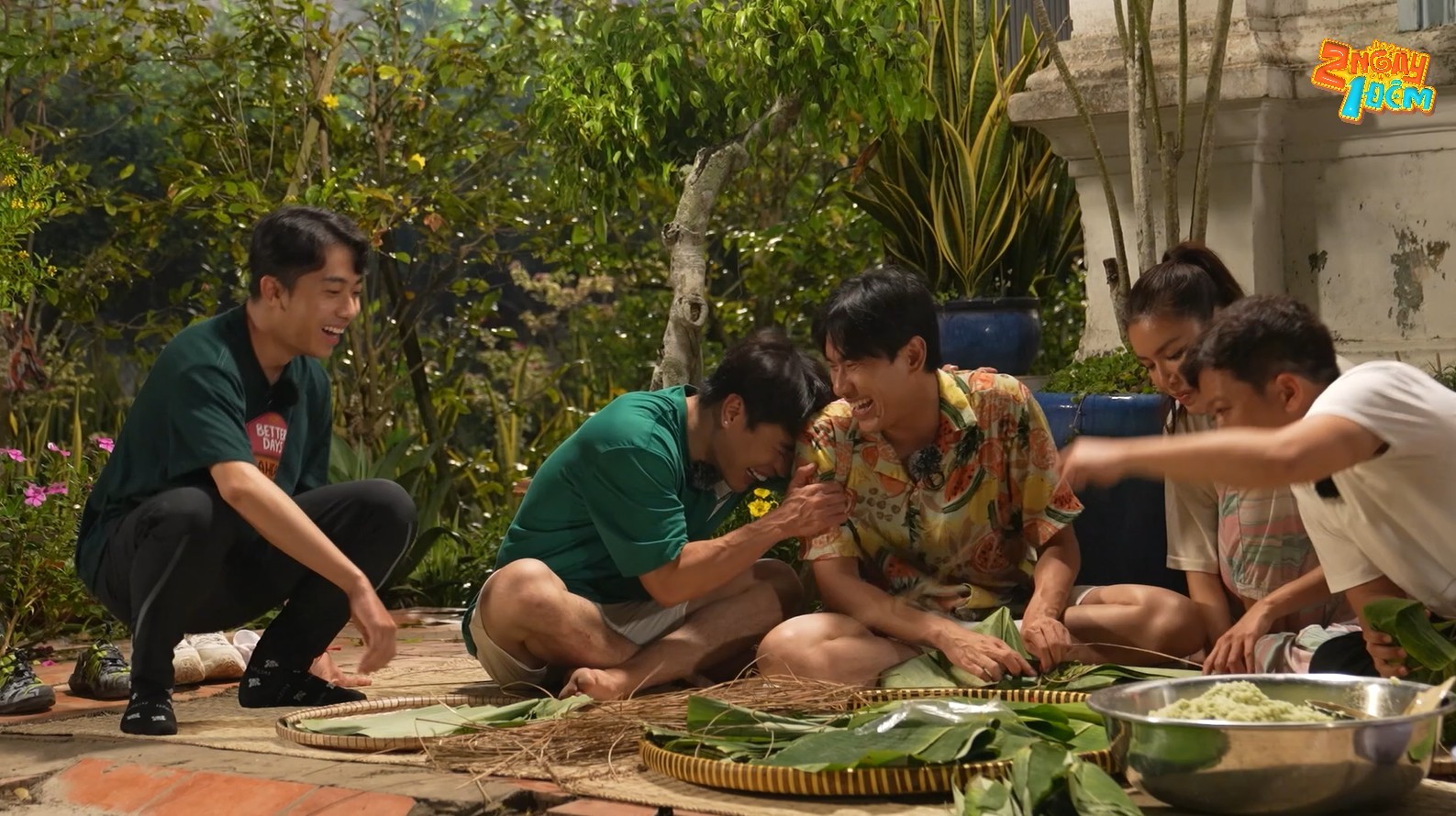 '2 ngày 1 đêm - Chuyện chưa kể': Dương Lâm - Cris Phan hợp nhau 'quậy' um sùm tiểu phẩm bưng hoa đến che hình Ngô Kiến Huy