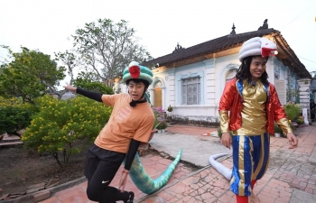 '2 ngày 1 đêm - Chuyện chưa kể': Dương Lâm - Cris Phan hợp nhau 'quậy' um sùm tiểu phẩm bưng hoa đến che hình Ngô Kiến Huy